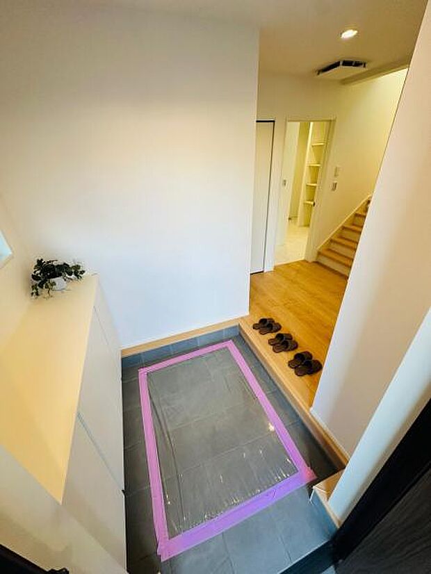 玄関スペースは十分な広さがあり、複数人の帰宅でも混雑しません。