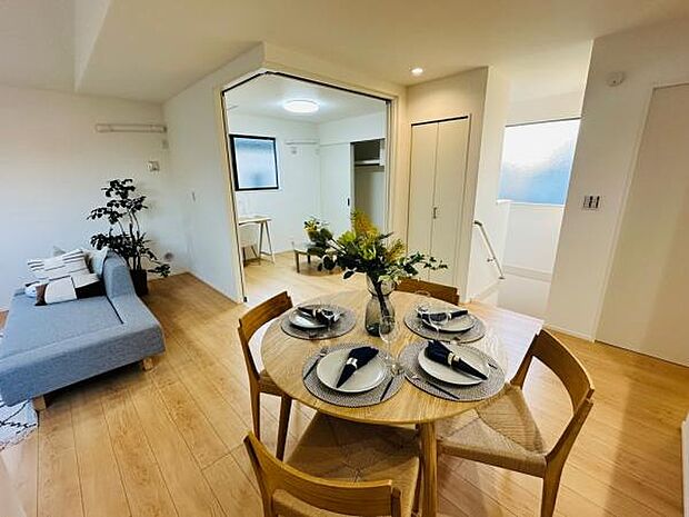 ダイニングスペース横には洋室も付いており、広く使ったり勉強部屋にしたりなど使い方は様々です。