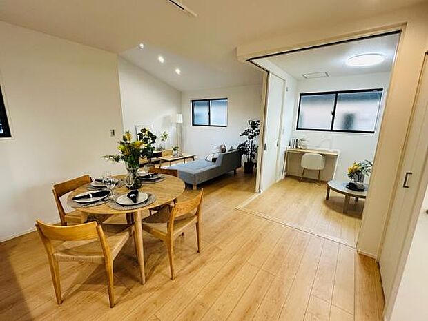 モデル家具を置いてみました。広々とした20.2帖のリビングです。