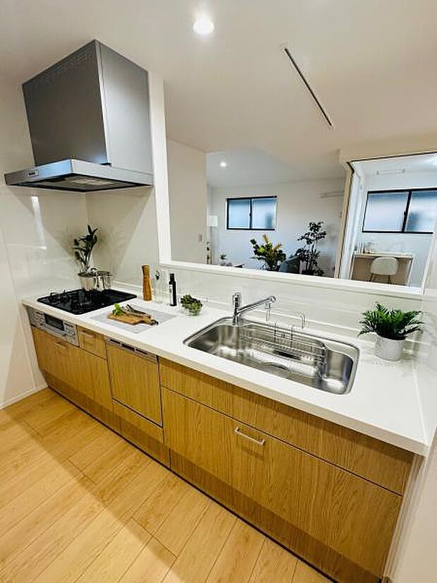 対面式のカウンターキッチンはお料理中でも家族との団欒を楽しめます。