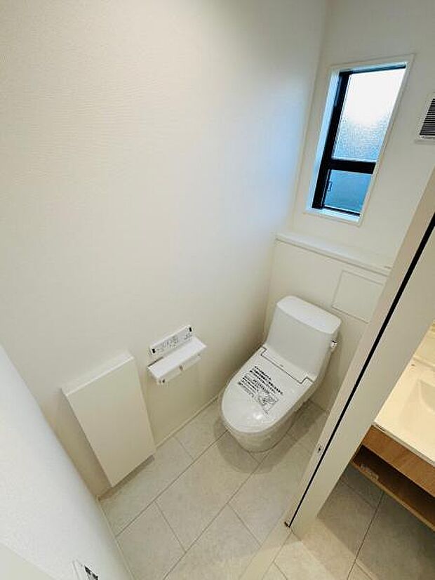 壁面収納搭載のトイレです。もちろんウォシュレット機能付きです。