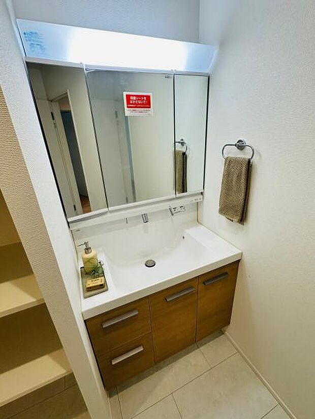 人気の三面鏡タイプの洗面台です。鏡の裏にも棚があるので収納豊富です。