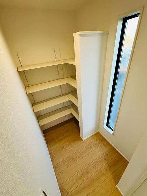 キッチンパントリーです。備蓄品のストックや、調理家電の収納などにも使えます。