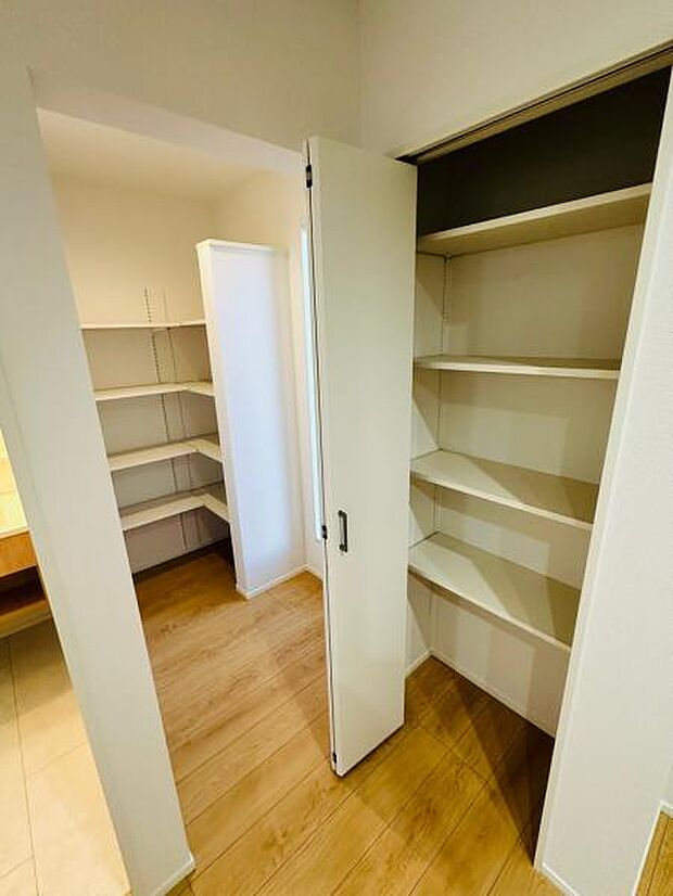 キッチンにはパントリーの他にも収納が付いており、収納豊富です。