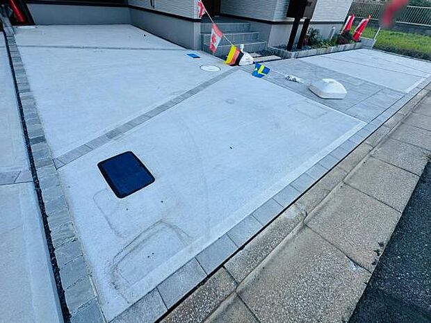 カースペースは2台分。前面道路も広く、どちらかが止まっていても出し入れしやすいです。