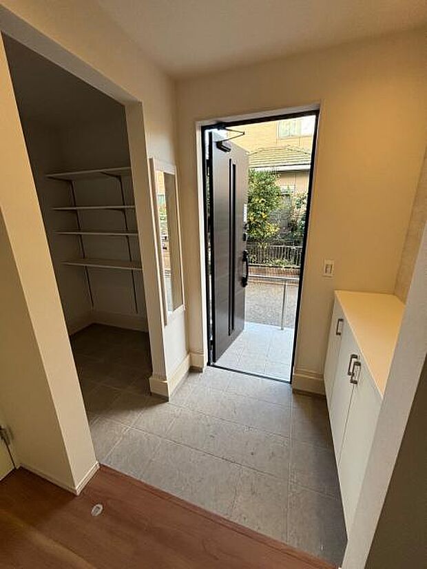 玄関スペースは十分な広さがあり、複数人の帰宅でも混雑しません。