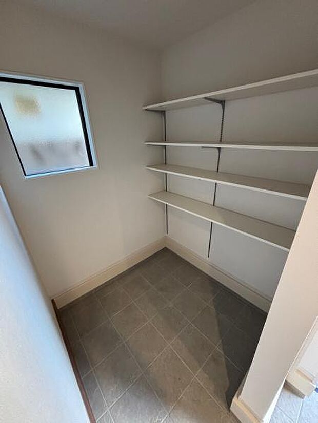 SICは汚れた荷物やベビーカー、雨に濡れた傘などの収納に便利です。