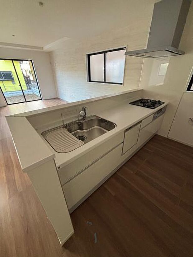 対面式のカウンターキッチンはお料理中でも家族との団欒を楽しめます。