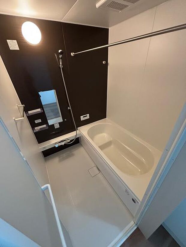 半身浴も楽しめる浴室です。浴室乾燥暖房機も付いています。