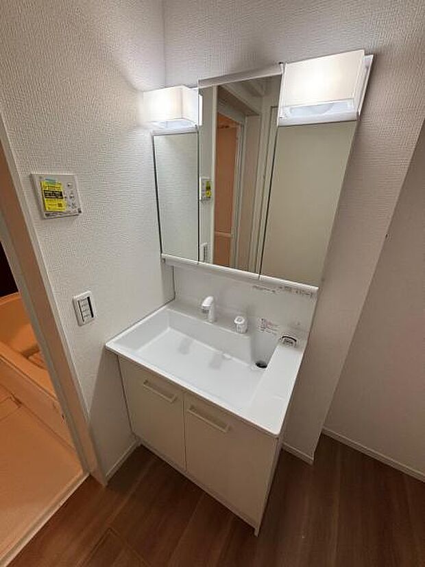 人気の三面鏡タイプの洗面台です。鏡の裏にも棚があるので収納豊富です。