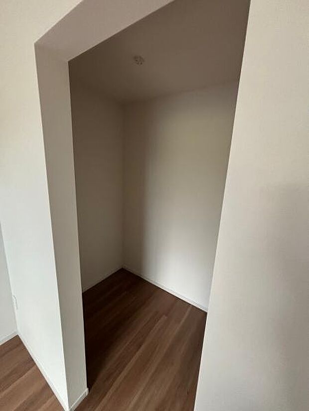 お洋服をたくさん収納できるWICです。お洋服以外の収納も十分。