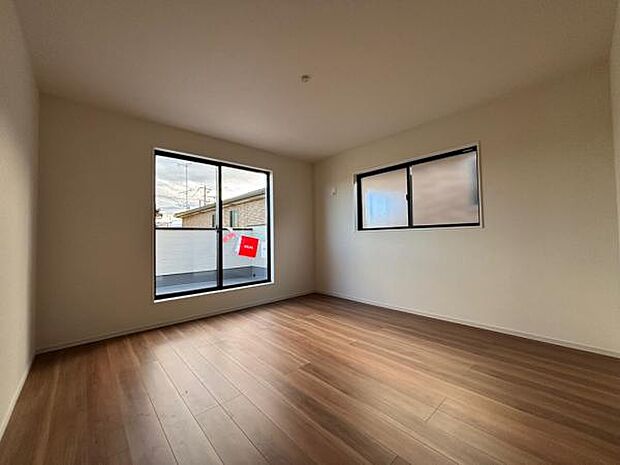 夫婦の寝室としても十分な広さのある、9.5帖の洋室です。