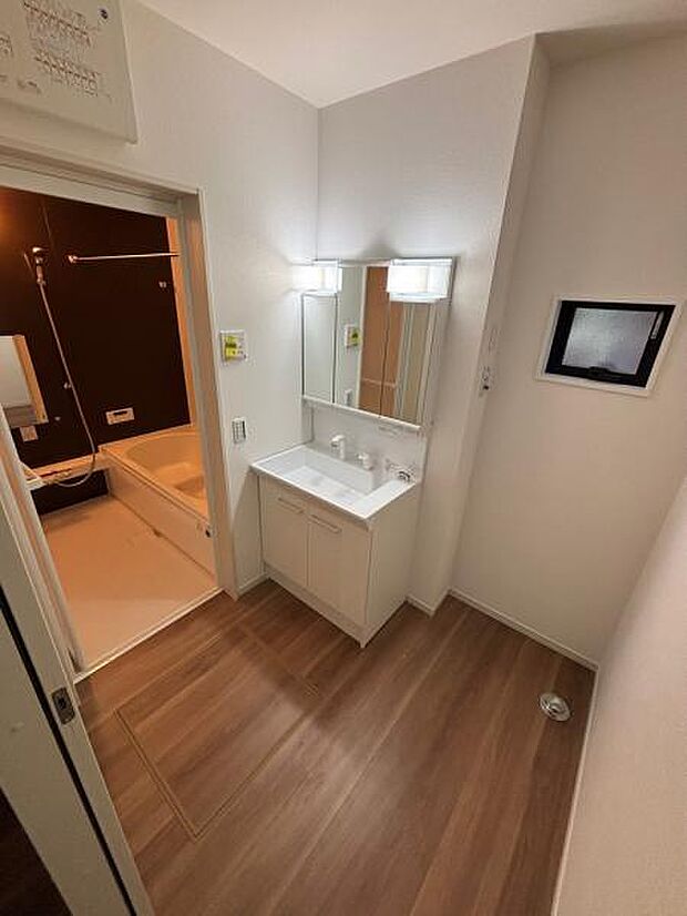 洗濯機置き場確保された脱衣所です。朝の身支度も混雑しません。