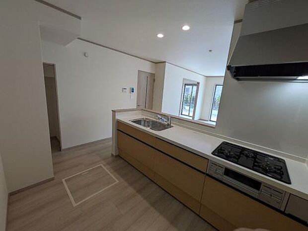 B号棟 じゅうぶんな広さのあるキッチン。パントリーとして使える収納つきです。