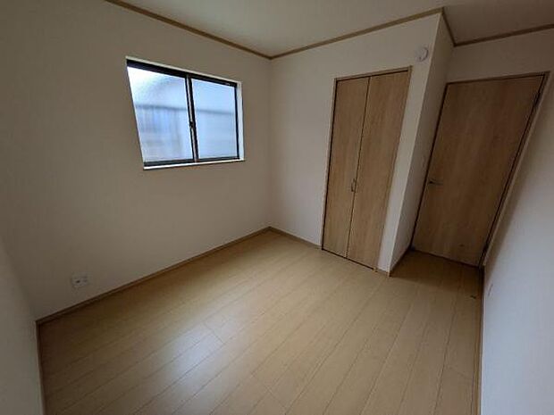 A号棟 1階5帖の納戸。窓や収納もあり、居室としてもお使いいただけます。