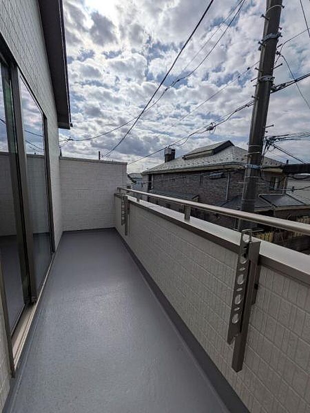 A号棟 さえぎるものがなく洗濯物もよく乾きそうなバルコニーです。