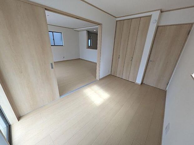 D号棟 LDK横の洋室。玄関からとリビングから2方向から出入りできるようになっています。
