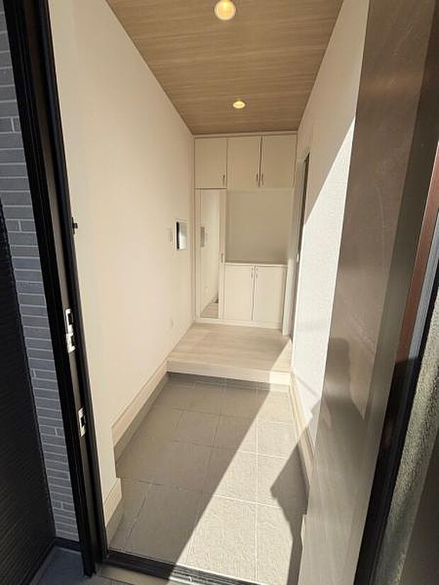 （2号棟） 玄関スペースは十分な広さがあり、複数人の帰宅でも混雑しません。