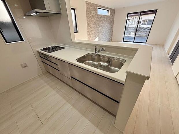 （2号棟） 対面式のカウンターキッチンはお料理中でも家族との団欒を楽しめます。