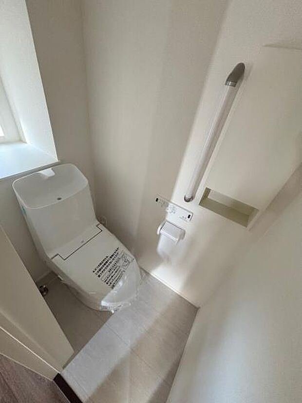 (1号棟) 長く住むからこそ立ち座りの補助の手すりがありがたいですね。