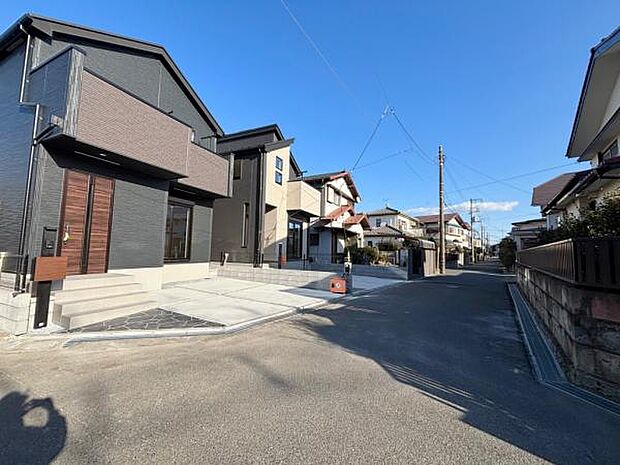 前面道路は4.5mと6.0m。角地を含んでおり、日当たりも良好です。