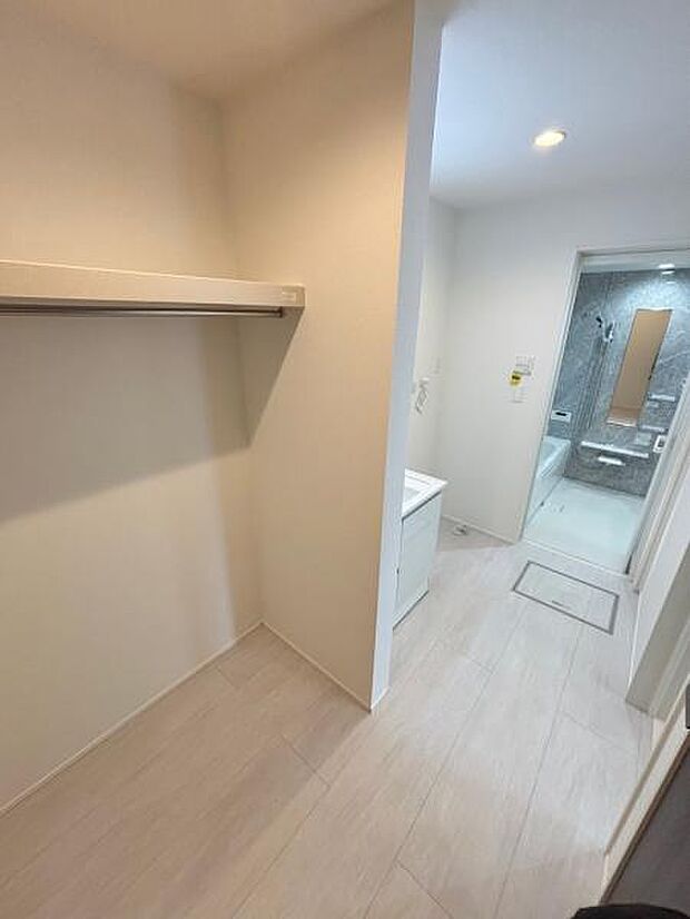 （2号棟） 脱衣所にはクローゼットもあり、室内干しスぺ−スとして利用できます。