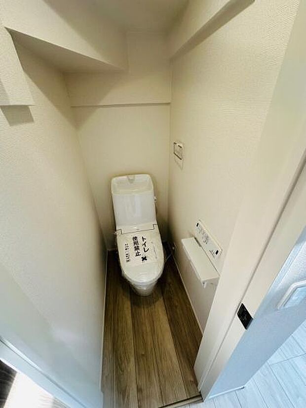 階段下を有効的に使ったお手洗い。必要な機能が揃っています。