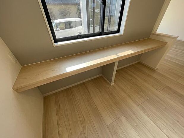 家事をしても仕事をしてもお勉強しても良しなリビングカウンターデスク。購入費用なしで節約。