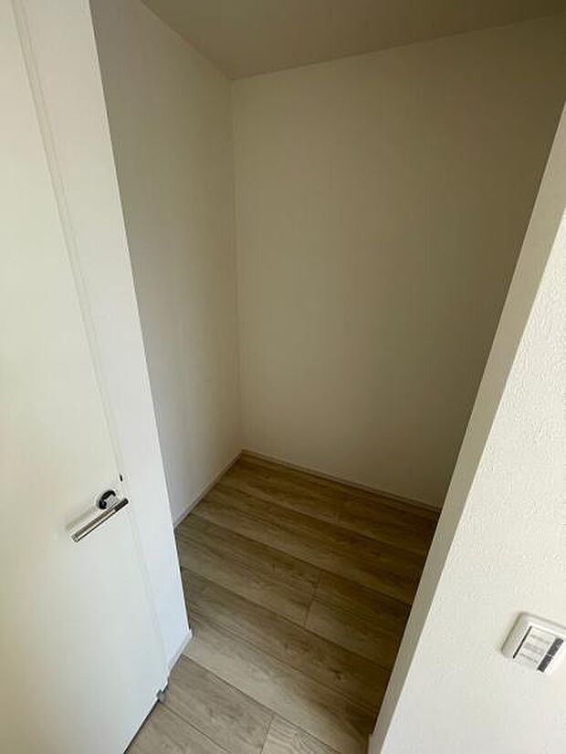 8帖のお部屋についたオープンタイプのウォークインクローゼット。開閉の手間なしが便利。