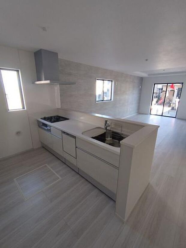 （2号棟） 会話も弾む対面式のカウンターキッチンです。ビルトイン食洗器搭載です。