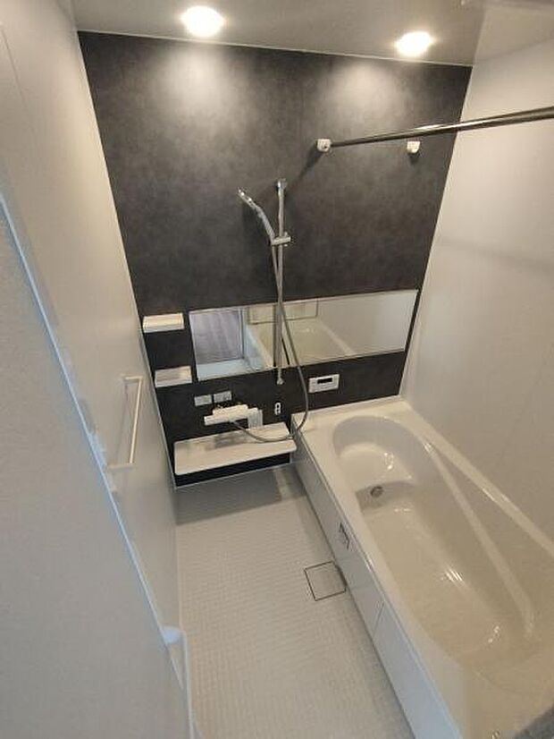 （3号棟） お家全体のナチュラルカラーに合わせたバスルーム。ゆったり座れる半身浴浴槽。