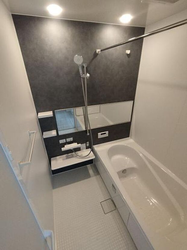 （2号棟） 半身浴も楽しめる浴室です。寒い日でも安心の浴室乾燥暖房機も付いています。