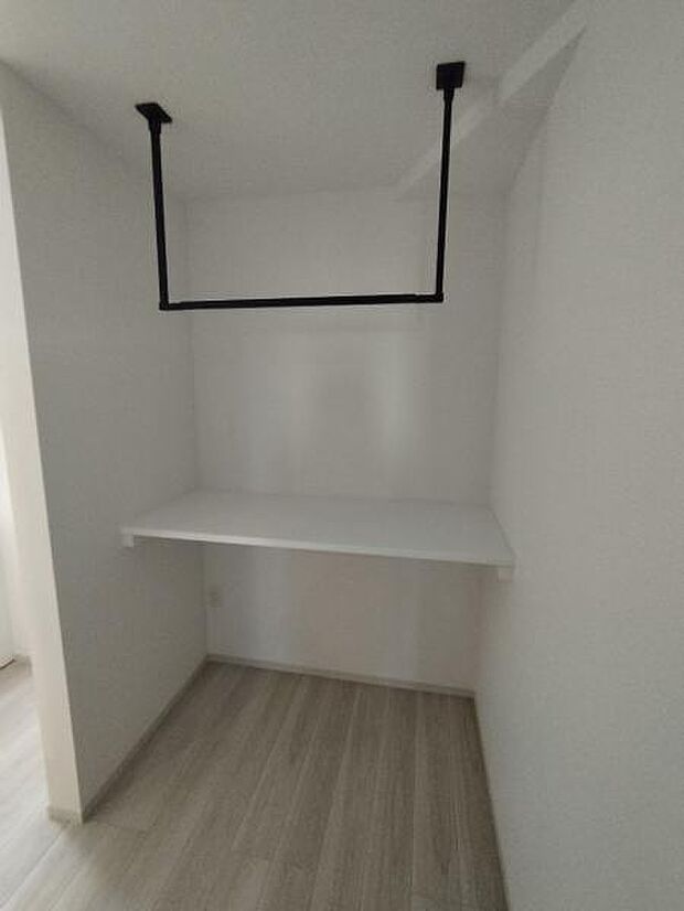 （2号棟） 脱衣所のカウンターです。物干しも付いており、家事スペースとして便利です。