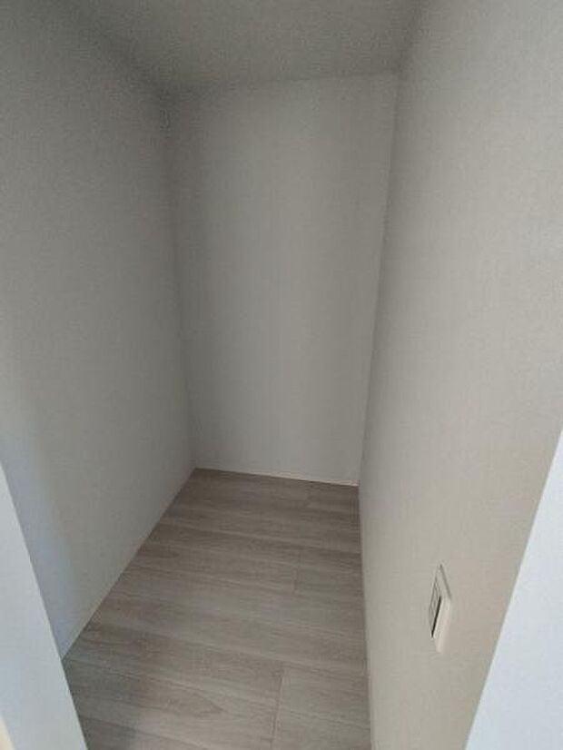 （2号棟） お洋服をたくさん収納できるWICです。お洋服以外の収納も十分。