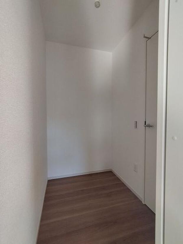 （3号棟） あるとうれしいリビング収納は、掃除用具や子供の遊び道具などの収納に便利です。