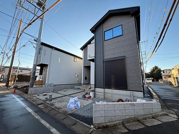 (2号棟) 角地に位置する開放的な立地です。