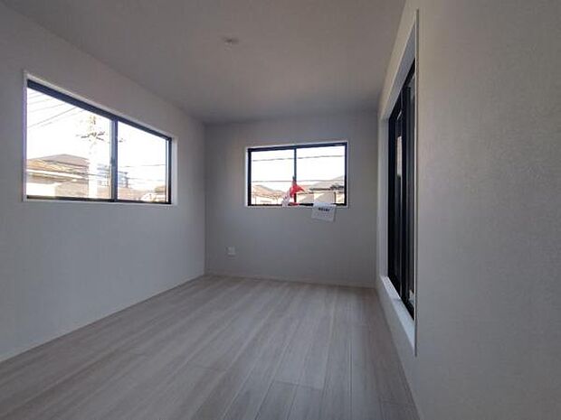 （2号棟） 2階に4部屋洋室があり、お子様のお部屋や書斎などに使えます。