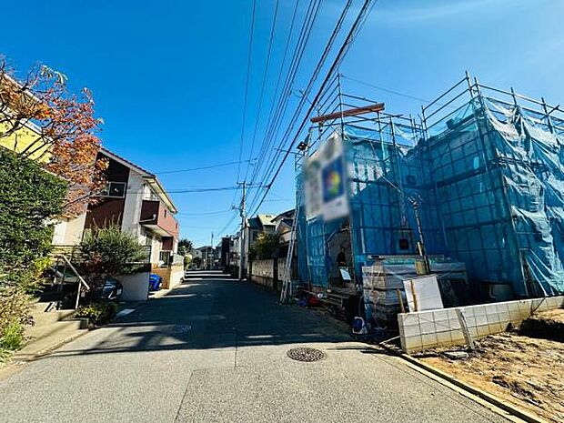 前面道路は車庫入れもしやすい約6.5〜6.6m。周辺は完成な住宅街です。