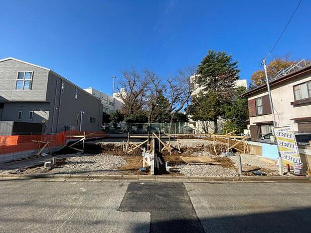 11/21撮影 前面道路は約6mあり、平坦で見通しも良い道路です。交通量も少なく安心です。