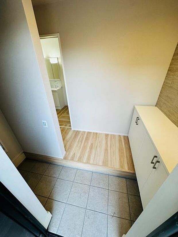 玄関がスッキリするのはこの収納力があるからこそ。SICと季節物も飾れるシューズボックス。