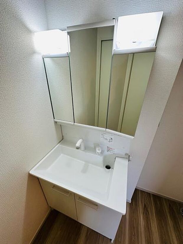 この大きさがちょうど良い使いやすい洗面化粧台。満足できる収納スペース。