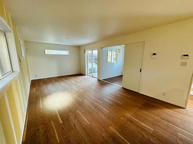 20帖の大空間に奥行のある縦長リビング。キッチンに立って見る景色は開放さがあります。