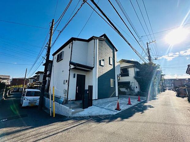 4ｍ道路に囲まれた開放的な角地です。