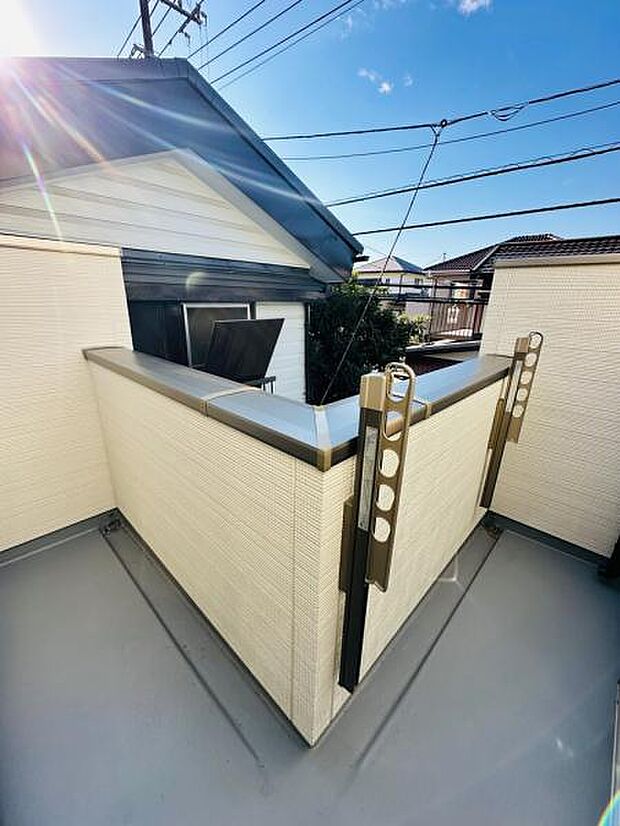 動線が最小限に抑えられたL字型バルコニー。陽当り良好な南西向き。