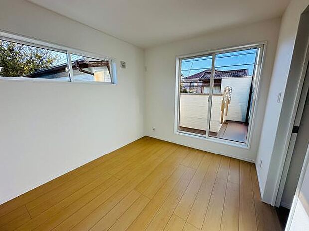 インテリアも配置しやすい高窓採用。2階は4.5帖から5.3帖までのご用意があります。