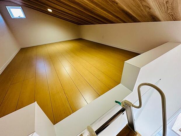 4.5帖のお部屋からは約6帖の大容量ロフト。お部屋としても、収納空間としてもなんにでもなるプラスのお部屋。