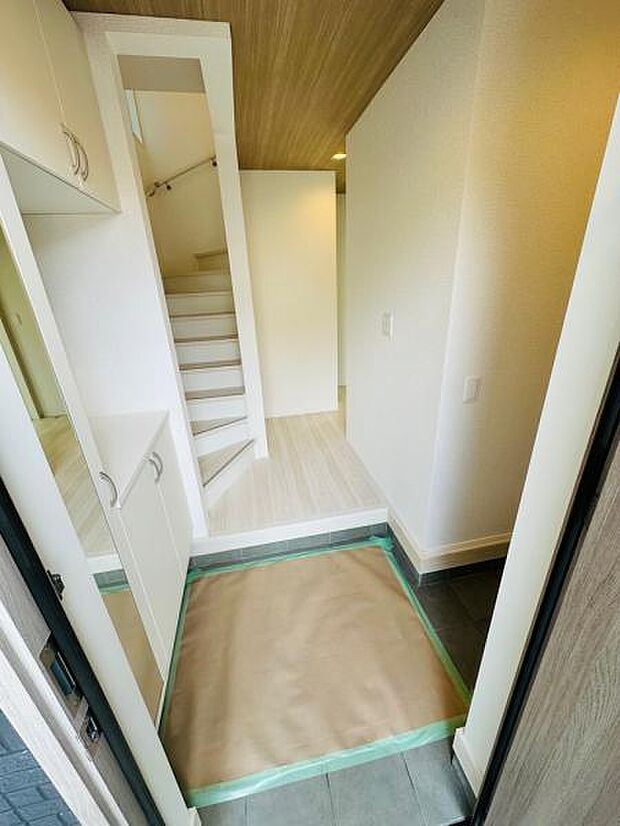 12期1号棟 入って右側はシューズクロークスペース。アウトドア用品などをまとめてしまえます。