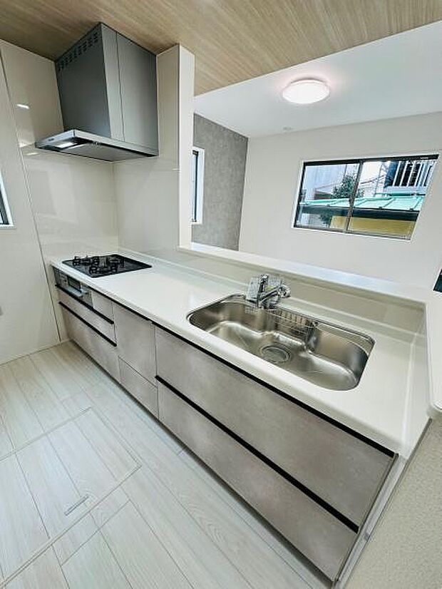 12期1号棟 ホワイトグレーのキッチンは洗練された印象です。