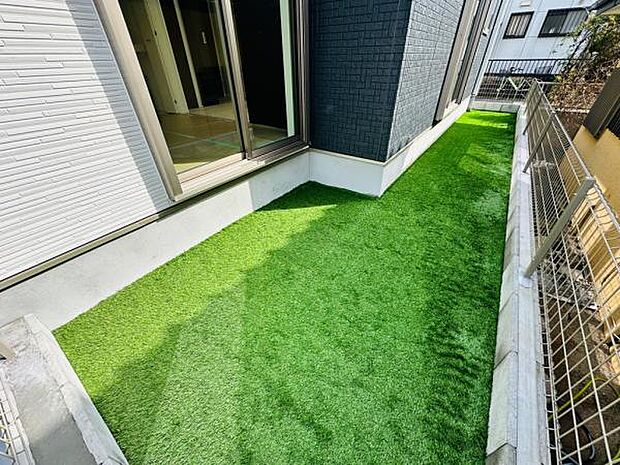 12期1号棟 お庭スペースは人工芝が施工されており、面倒なメンテナンスが不要です。