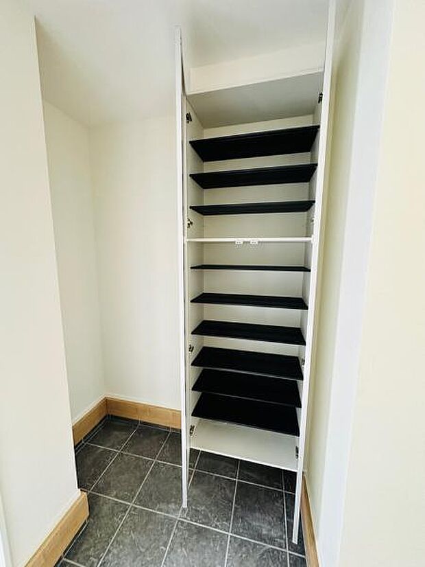 (1号棟) SICは汚れた荷物やベビーカー、雨に濡れた傘などの収納に便利です。